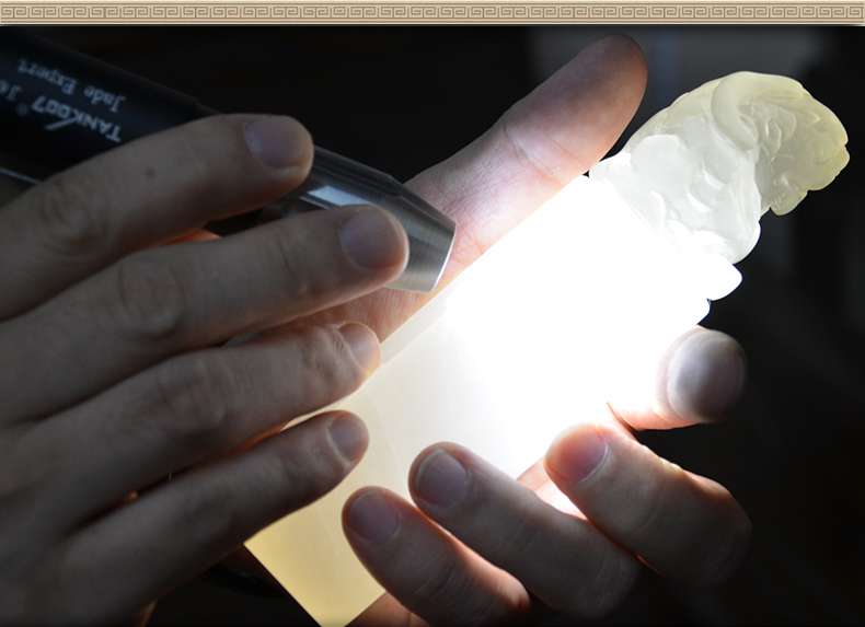 照玉強光手電筒不只可以鑒定琥珀，還可以鑒別各種的玉石、原石